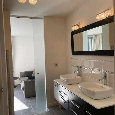 Daisy Furnished Flat Apartment *